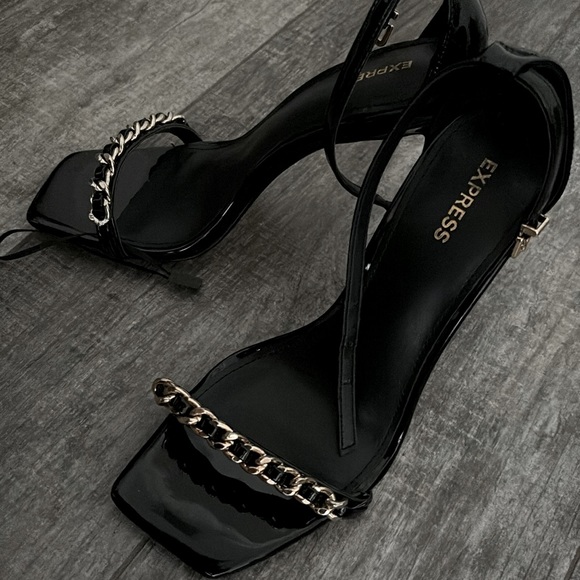 NWOT- Express black heels with gold chain size 7 - Picture 3 of 4